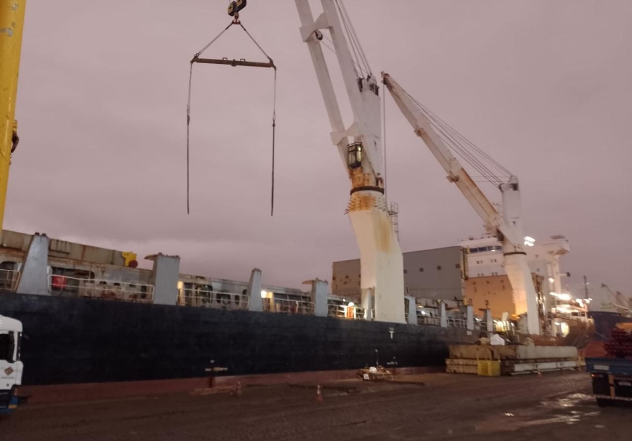 Içamento de carga no costado do navio em operação noturna